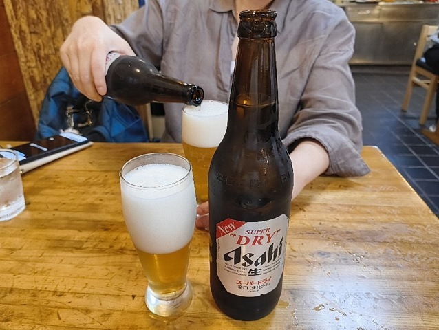 アサヒスーパードライの大瓶（633ml＝大人の義務教育）&times;2（笑）