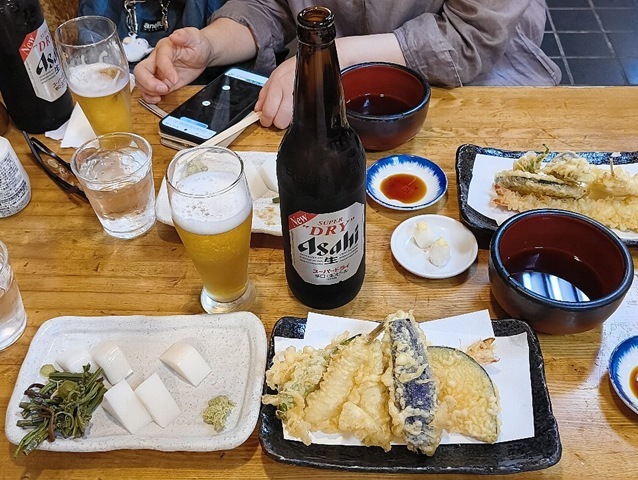 板わさ・山菜と天ちらと大瓶でテーブルの上は戦場だ