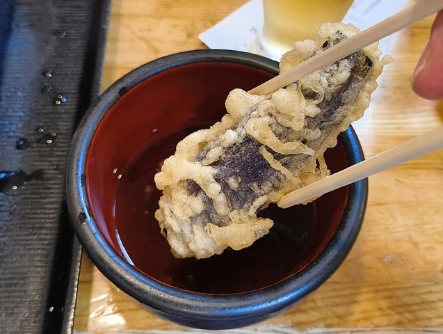 茄子天を食べる