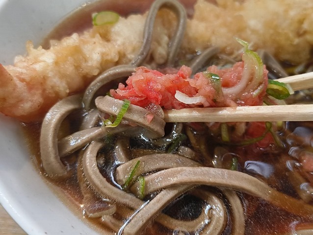 ばらばらになっていた紅しょうが天を蕎麦と食べるのだ