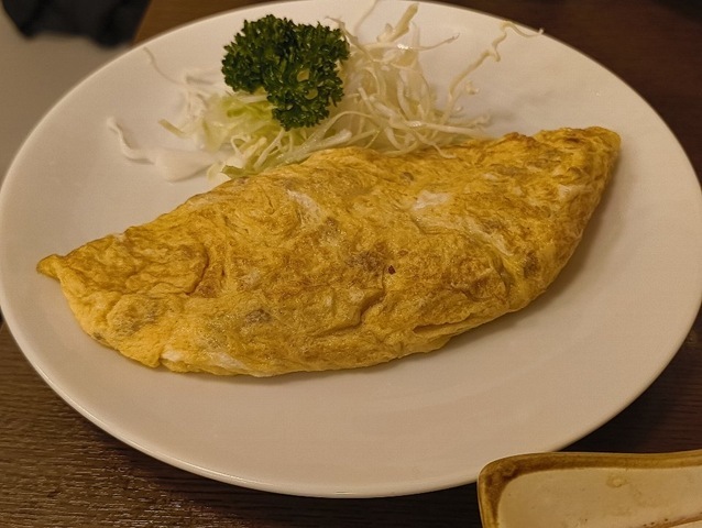 オムレツの中身は甘辛く味付けされた挽肉だ