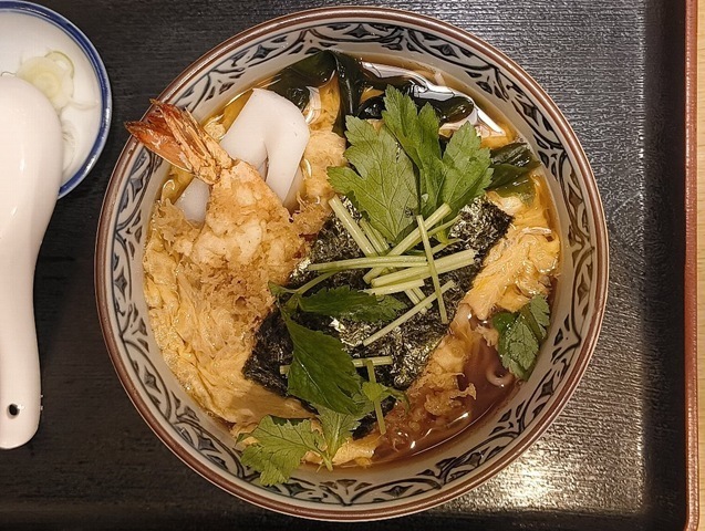 「琴富貴」の「天とじそば」を食べる。「天とじそば」は「海老天」という主役と「たまご」の準主役とそれを際立たせる幾つかの脇役でなりたっているが、 この「蕎麦」は全体のバランスが良くないとダメなのだ。ここのは勿論うまかったのだよ（笑）。（琴富貴：墨田区吾妻橋1）