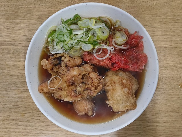 牡蠣天＋紅しょうが天（半分）＋ミニゲソ天＋太そば（小盛）