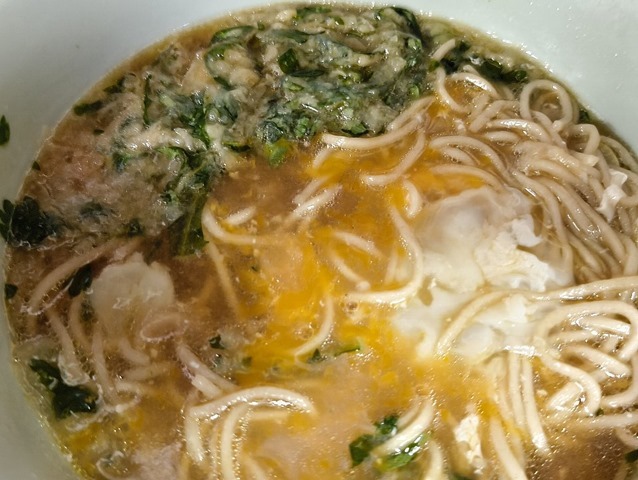 黄色く染まる蕎麦