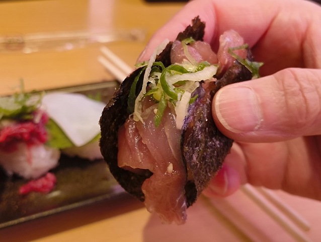 サバのりゅうきゅう漬け包みを食べる