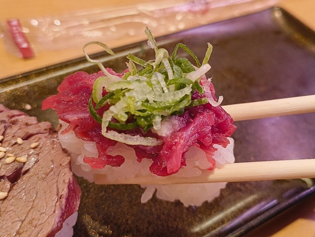 千切り馬刺しを食べる
