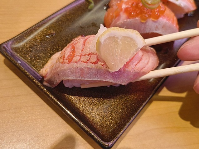 焦がし醤油おろしレモンを食べる