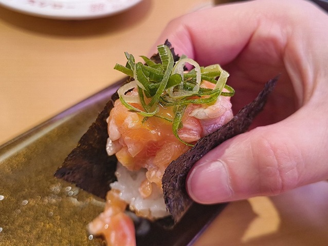 ユッケ風包みを食べる