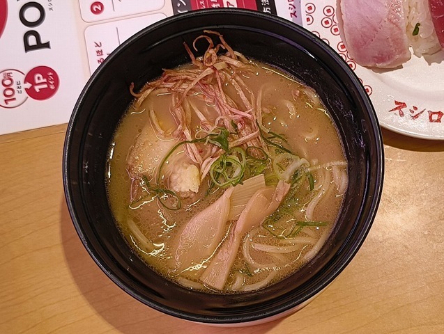 『スシロー 浅草吾妻橋店』で「野菜の旨み濃厚 味噌豚骨ラーメン」と「東日本限定 まぐろ3貫盛り」でランチ（笑）。本当は（主治医の手前もあって）やってはいけないことなのだが、あまりのコクに抗えず、スープをすっかり飲み干してしまった。 まあ、これはここだけの秘密なのだよ（笑）。（スシロー 浅草吾妻橋店：墨田区吾妻橋１丁目）