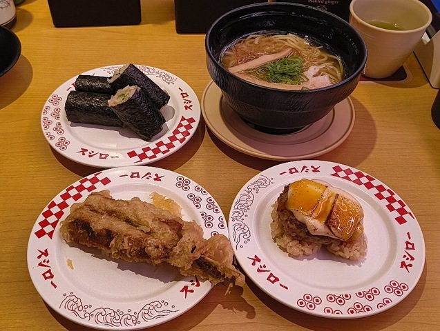 香味青湯 塩ラーメン、銚子産 いわしの天ぷらにぎり、グラタン風炙りハンバーグにぎり、きゅうり巻