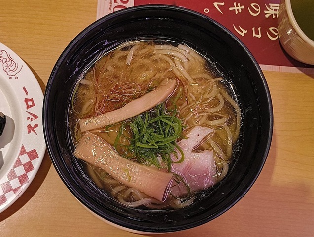 『スシロー スシロー 浅草吾妻橋店』で「香味青湯 塩ラーメン」が出ていたので、「銚子産 いわしの天ぷらにぎり」と「グラタン風炙りハンバーグにぎり」と「きゅうり巻」と一緒にランチにしたのだが、「赤しゃり」のおもちゃのような寿司が、妙にうまかったのだよ（笑）。（スシロー 浅草吾妻橋店：墨田区吾妻橋１丁目）