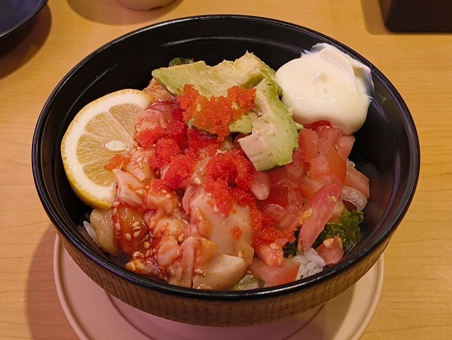 サーモンとアボガドのポキ丼