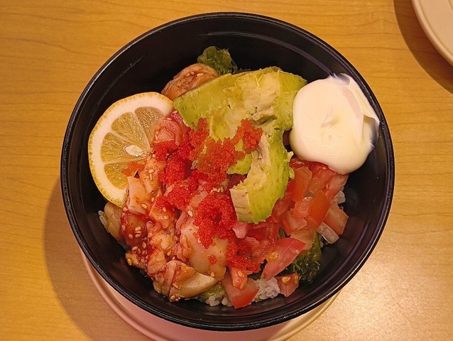 サーモンとアボガドのポキ丼