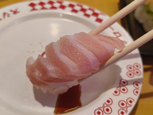 大とろを食べる