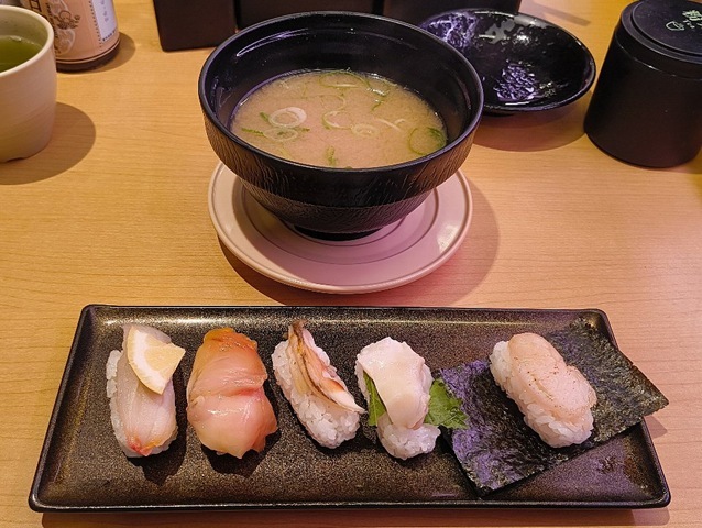 「スシロー」で「貝づくし5貫盛り」と「あさりの味噌汁」でランチ。この「貝づくし5貫盛り」は地味なランチだが、あれこれ選んで食べようとは思わないあたしにとって、 この「5貫盛り」のようなメニューがどれだけありがたいか。うまかったのだよ（笑）。（スシロー 浅草吾妻橋店：墨田区吾妻橋１丁目）