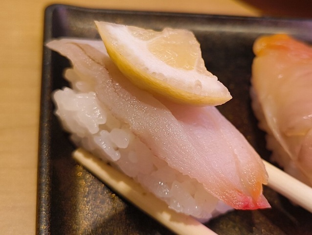ミル貝（レモンのせ）