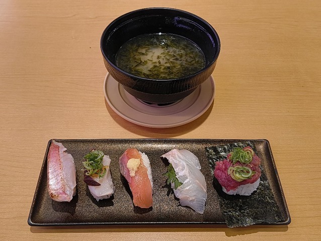天然魚彩り5種盛りとかつお香るあささと海苔の味噌汁