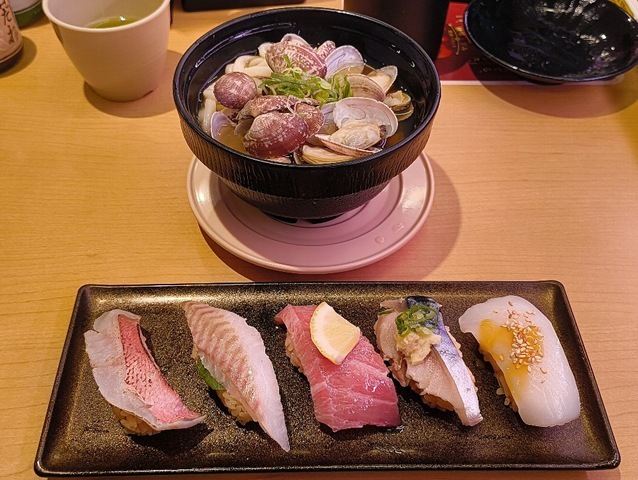 「スシロー」で「天然魚彩り5種盛り」と「あさりたっぷりうどん」でランチ。「5種盛りマニア」（？）のあたしが云うのも何なのだが 、この「5種盛り」を見て、思わずうまそうだな、と唸る自分がいたのだよ（笑）。（スシロー 浅草吾妻橋店：墨田区吾妻橋１丁目）