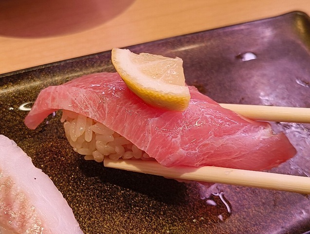めばち鮪のハラモ塩ごま油風味（レモンのせ）