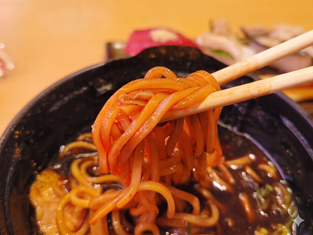 麺を手繰る