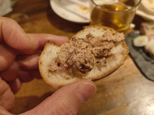 パテをバケットにぬって食べるのだ
