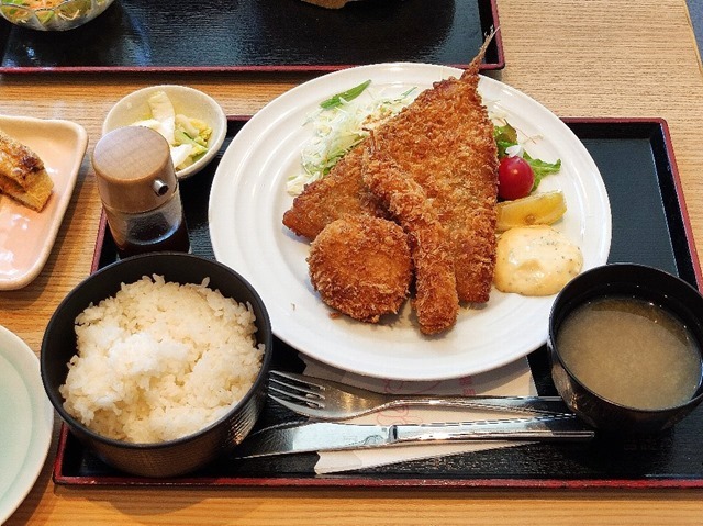 ご飯が多いミックスフライ定食