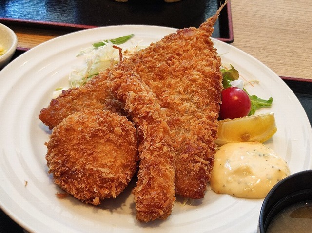 鯵が嘘みたいに大きいミックスフライ定食