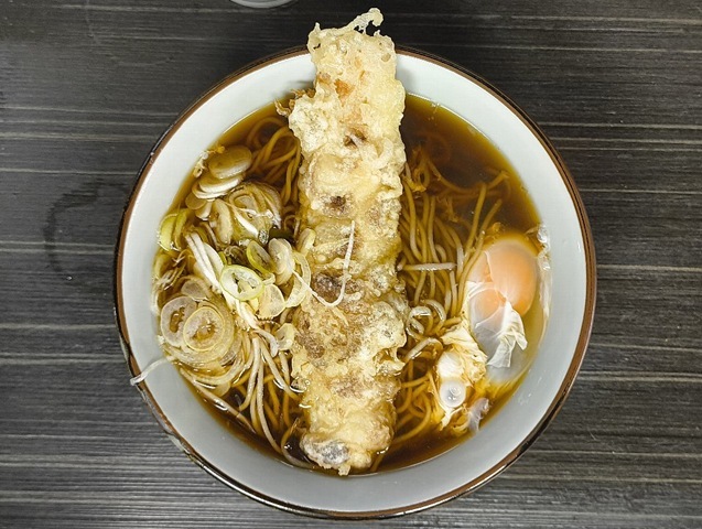 『文殊』で「ちくわ天そば+生たまご」でランチ。これを「ちくわ天玉そば」と呼んでいいのだろうか&hellip;&hellip;と思うのだが、流石にあまり聞かない名付けである。でも、勿論、うまいのだよ（笑）。（文殊 浅草店：浅草一丁目：浅草地下街）