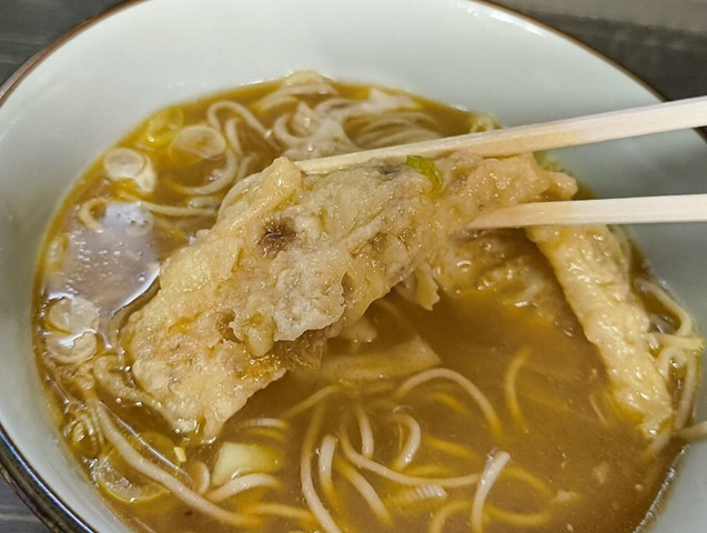 ちくわ天を食べる