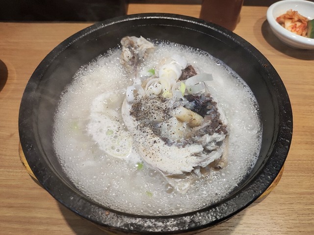 あまりに湿気が強いので参鶏湯でランチにした