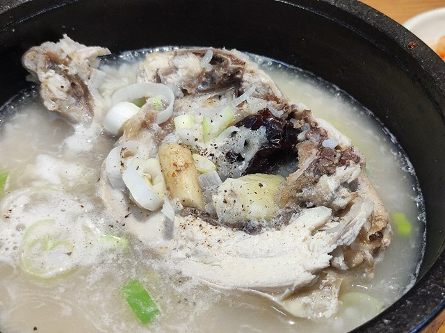 鶏肉の中に高麗人参、米、松の実、にんにく、なつめ等が詰まっている