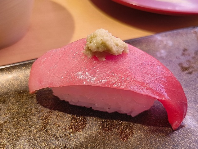 中トロの上にわさびをのせてみる