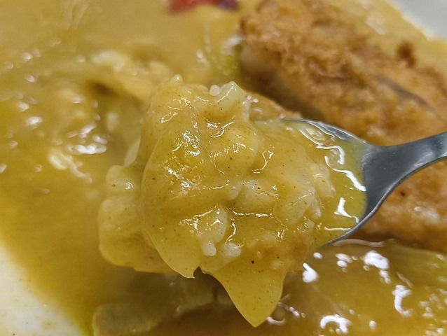 カレーライスを食べる