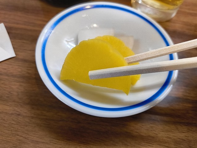 沢庵を食べる
