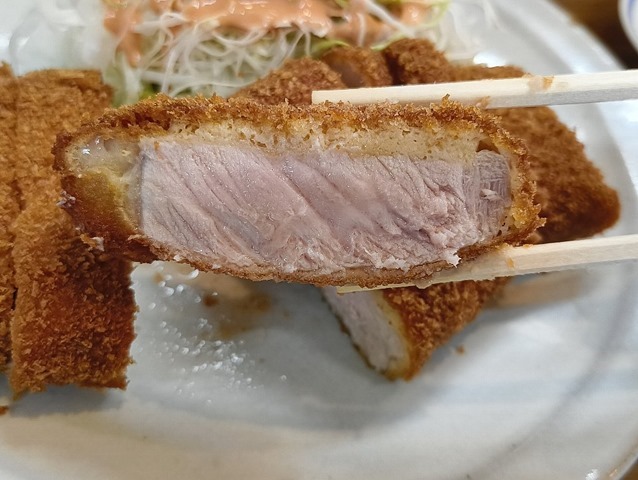 最初はなにもかけずにロースカツを食べるのだ