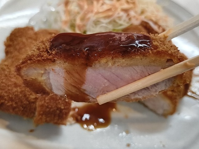 とんかつソースをかけてロースカツをいただく