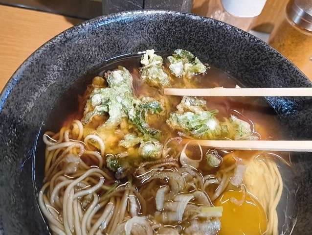 春菊天を汁に浸す