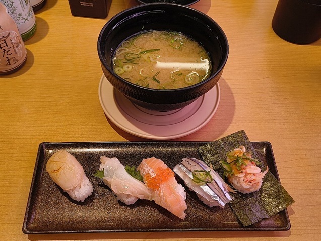 『スシロー』で「春のおすすめ彩り5種盛り」と「あさりの味噌汁」でランチ。ほたての貝柱（焦がし醤油）、白ばい貝、サクラマス いくらのせ、九州産きびなごそれに桜えび包み（卵黄醤油のせ）という顔ぶれである。みんなうまかったのだよ（笑）。（スシロー 浅草吾妻橋店：墨田区吾妻橋１丁目）