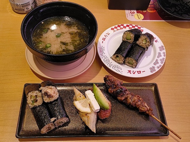 「スシロー」で「創作うなぎづくし4種盛り」と「きゅうり巻」と「オクラとあおさの味噌汁」でランチ。「ごま香る細巻」、「白焼き塩レモン」、「アボカドクリームチーズ」そして「うな肝串」が並んでいる「4種盛り」のうまかったこと、最高だったのだよ（笑）。（スシロー 浅草吾妻橋店：墨田区吾妻橋１丁目）