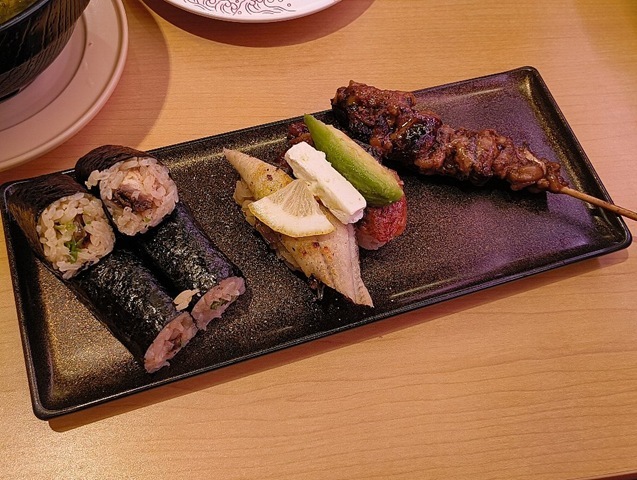 創作うなぎづくし4種盛りときゅうり巻とオクラとあおさの味噌汁