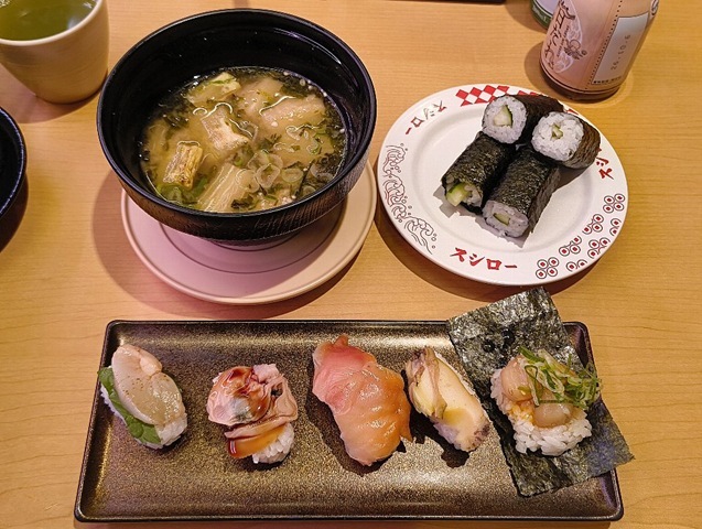 「スシロー」で「貝づくし5貫盛り」と「茄子の味噌汁」と「きゅうり巻」でランチ。今日の注目は「漬けいたや貝包み（卵黄醤油がけ）」なのだ。 これは「卵黄醤油がけ」らしいが、まるっきし「たまごかけご飯」に「いたや貝」が乗っているよな感じで、いやうまいのだよ（笑）。（スシロー 浅草吾妻橋店：墨田区吾妻橋１丁目）