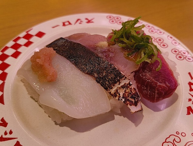 『スシロー』で「九州うまかもん祭」が開催されていたので、「うまかもん！九州3貫盛り」と「やまやの明太子軍艦」それに「あっさり博多豚骨ラーメン」でランチしたのだ。いや九州産といだけでうまかったのだよ（笑）。（スシロー 浅草吾妻橋店：墨田区吾妻橋１丁目）