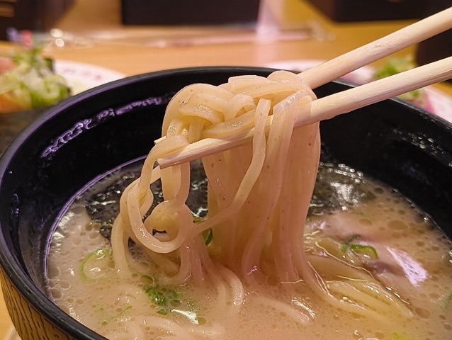 あっさり博多豚骨ラーメンを手繰る