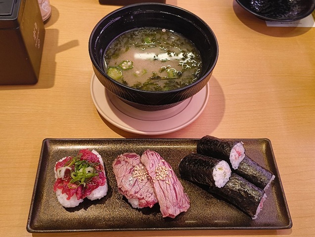 馬刺したべづくし盛りとオクラとあおさのみそ汁