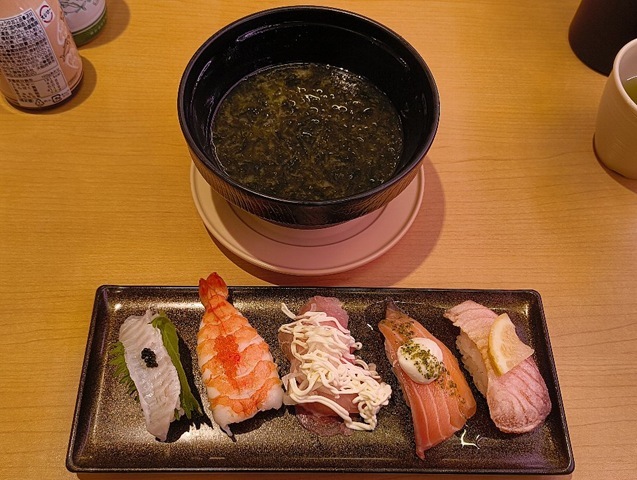 「スシロー」で「おすすめ彩り5種盛り」でランチ。「炙り生サーモン（塩レモン）」と「生サーモン（バジルモッツァレラ）」、 「生ハム（オニオンマヨ）」、「大えび（数の子バラコのせ）」そして「エンガワ（ランプフィッシュキャビアのせ）」という超ハイカラなものの組合せだが、これが嘘みたいにうまかったのだよ（笑）。（スシロー 浅草吾妻橋店：墨田区吾妻橋１丁目）