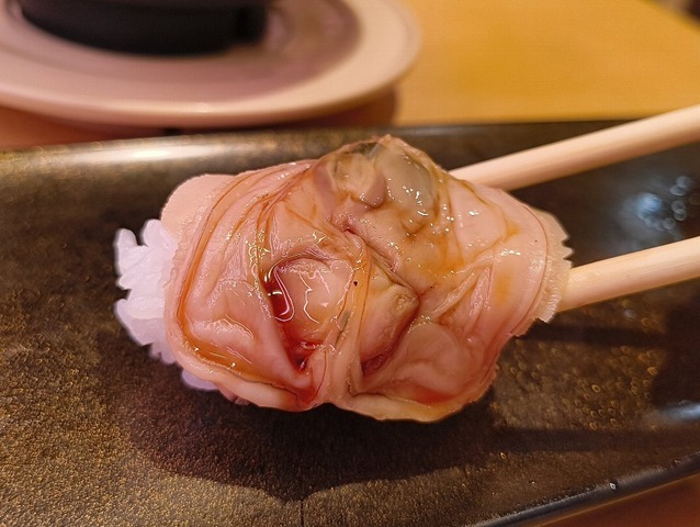 煮はまぐり（甘だれがけ）を食べる
