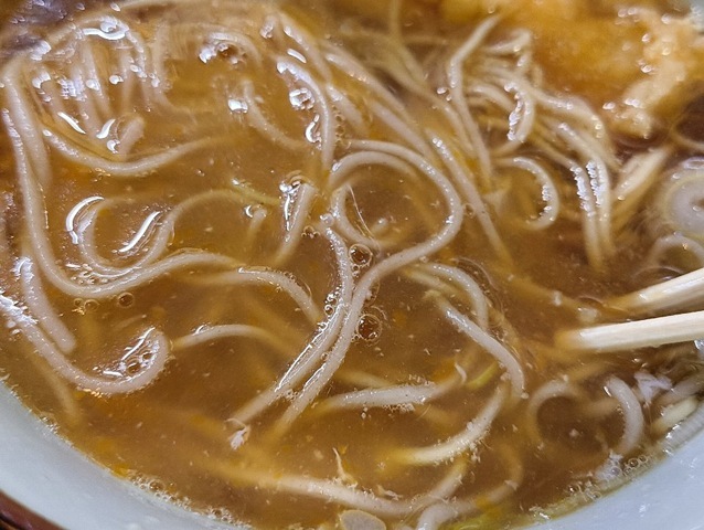 たまごを蕎麦の上に散らすのだ