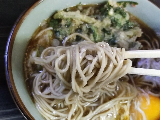 蕎麦を手繰る