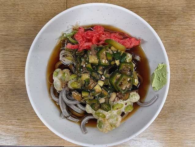 冷やし太そば（小盛）と山形だし＋枝豆天＋紅しょうが天（半分）