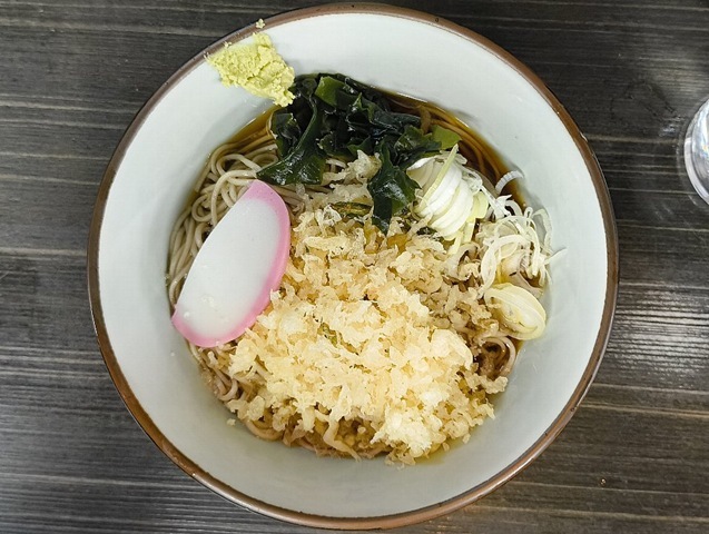 『文殊浅草店』の「冷したぬきそば」を、ぐるぐると手繰る。「冷したぬきそば」の旨さの秘訣は、「天かす」と「辛い汁」との黄金の出会いにある。 その出会いがこの「蕎麦」のすべてだと云っても過言ではない（たぶんだけど）。勿論、うまいのだよ（笑）。（文殊 浅草店：浅草一丁目：浅草地下街）